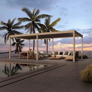 Weide Deluxe Sand-Aluminium Pergola mit elektrischem Lamellendach und LED-Licht auf Terrasse am Meer.