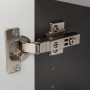 Detailaufnahme: Scharnier des Held Möbel 3D-Spiegelschranks Bari 120 cm Wotaneiche.