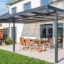 Anthrazitfarbenes Gutta Terrassendach Premium mit Stegplatten aus Polycarbonat und Esstischgruppe.