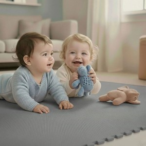 Zwei lachende Babys krabbeln auf einer grauen LittleTom Puzzlematte. Ideal als Spiel- und Bodenschutzmatte für Kinder.
