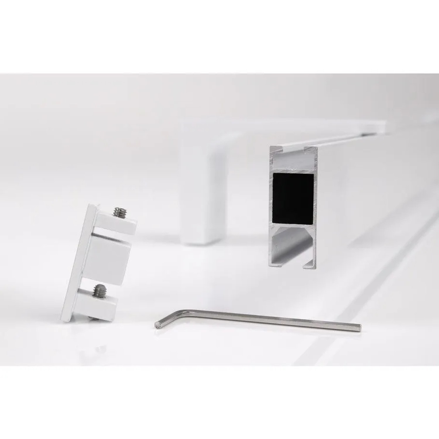 Weiße 1-lauf Gardinenschiene aus Aluminium, Querschnitt mit Wandhalterung und Inbusschlüssel für Montage.