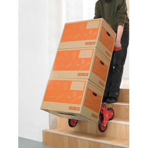 Pro-Bau-Tec Treppensteiger Sackkarre mit drei OBI Umzugskartons auf einer Treppe.