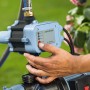 Elektronischer Druckschalter EDS 8 für Gartenpumpen, bedient von einer Hand.