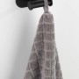 Schwarzer Wenko Turbo-Loc Edelstahl Wandhaken Duo Orea mit Handtuch.