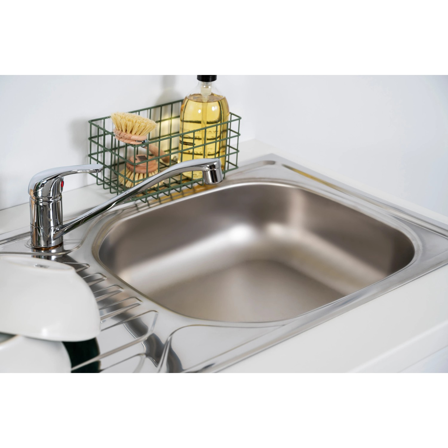 Edelstahlspüle mit Armatur und Abtropffläche der Respekta Premium Küchenzeile.