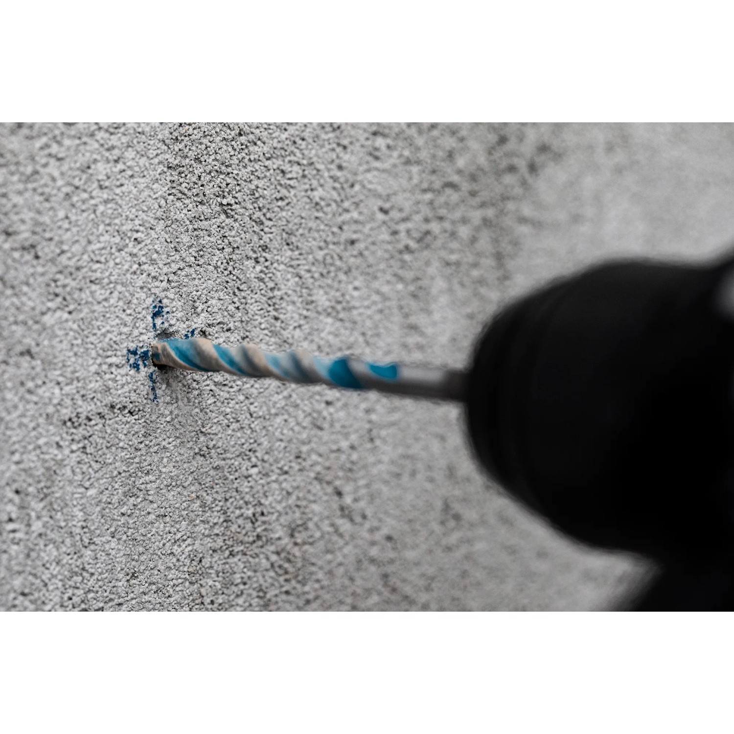 Bosch Expert Multi Construction Bohrer CYL-9 beim Bohren in eine graue Betonwand.