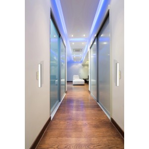 Moderne LED-Wandleuchte Dubai, 31,6 cm, aus Edelstahl, montiert in einem Flur.