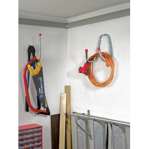 Verzinkter Universalhaken an der Wand mit Werkzeugen und Kabel.