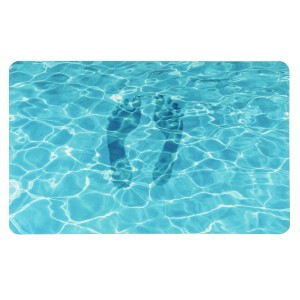 Wenko Badematte Blue Sea, 50x80 cm, blau mit Fußabdruck-Motiv im Wasser.