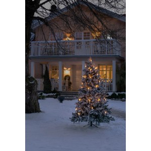Baumkette mit 16 warmweißen LED-Kerzen an schneebedecktem Weihnachtsbaum im winterlichen Garten vor Haus.