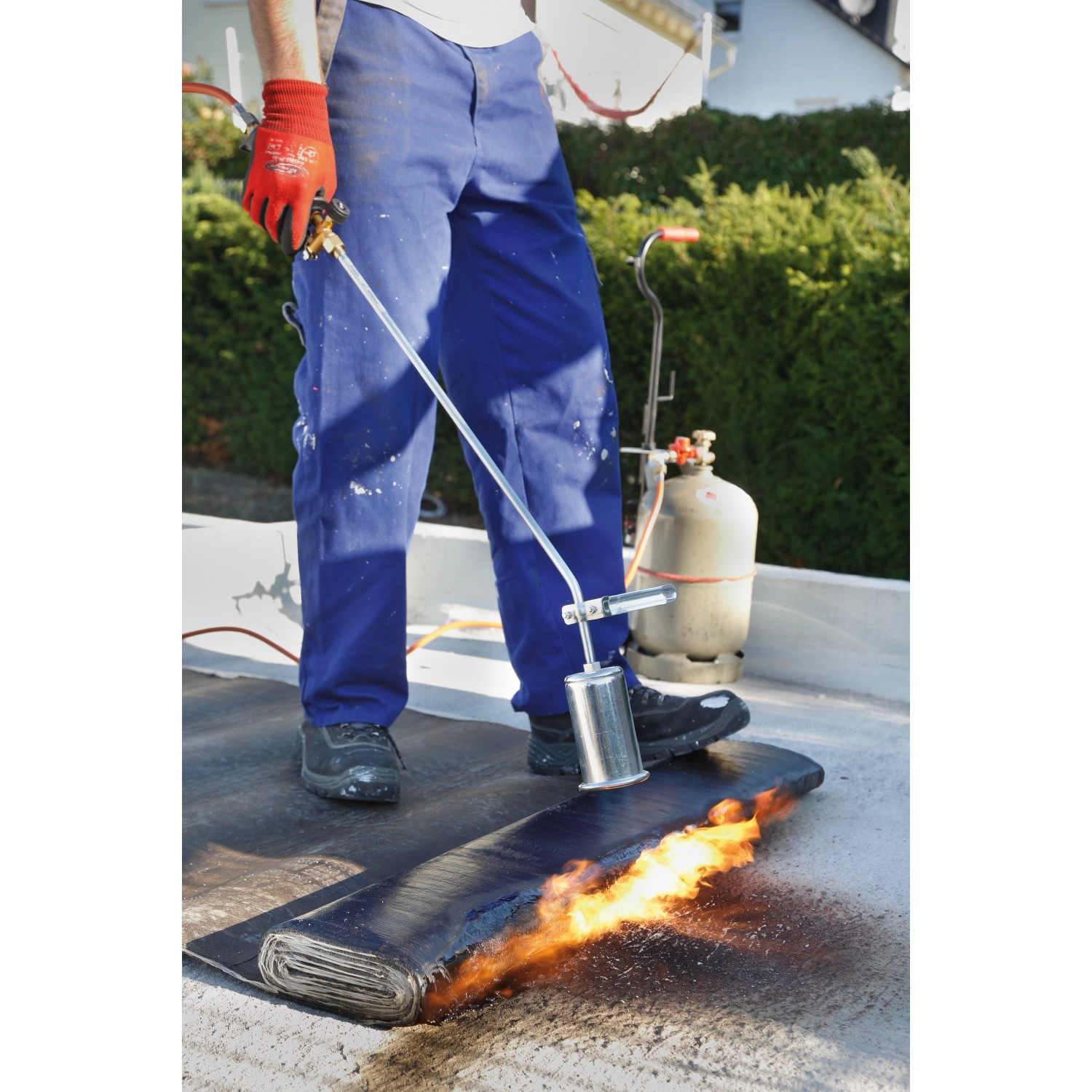 Rothenberger RoMaxi Anwärmbrenner im Einsatz beim Verschweißen einer Bitumenbahn.