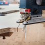 Bosch Stichsäge schneidet Holzplatte. Stich- und Säbelsägeblätter-Set für präzise Schnitte.