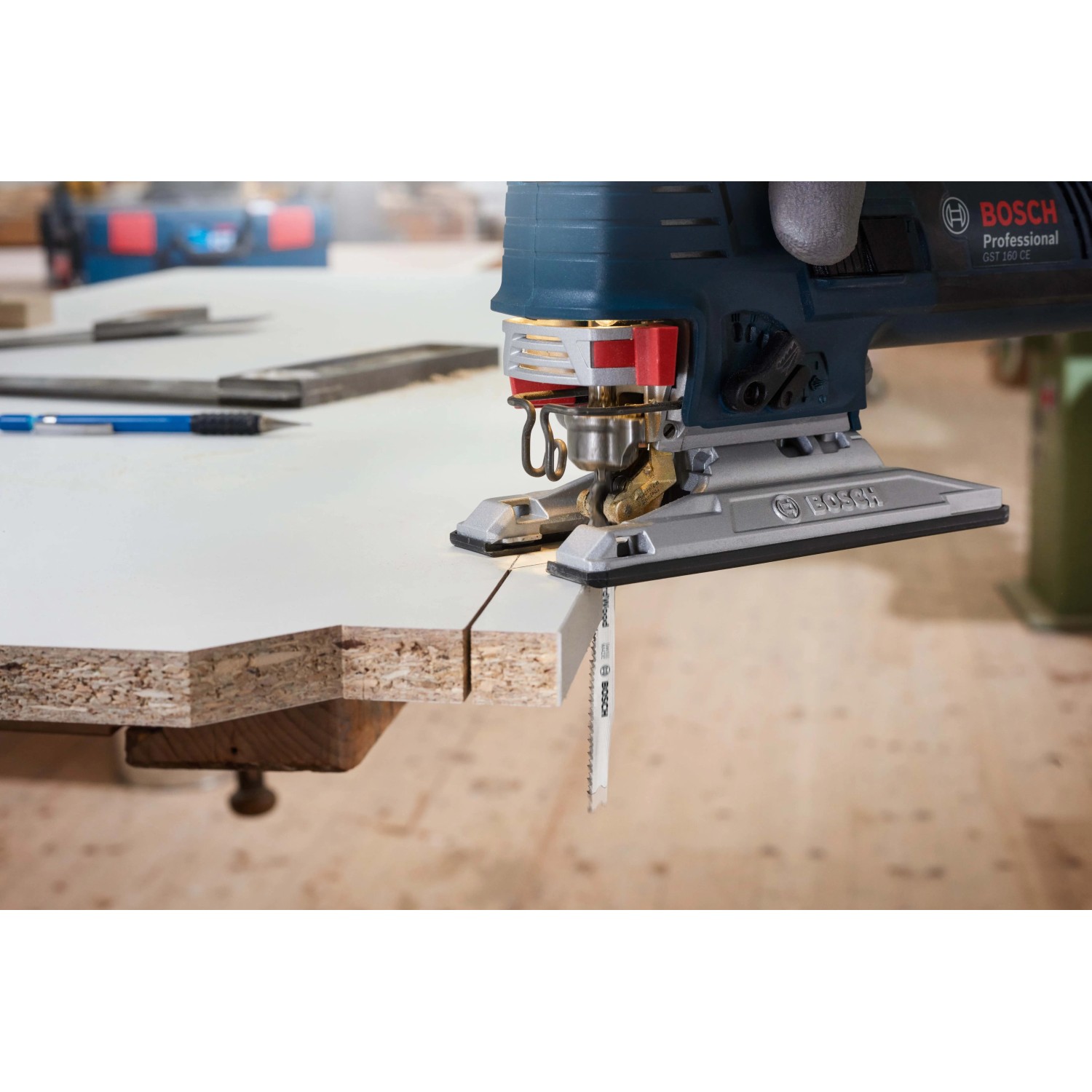 Bosch Stichsäge schneidet Holzplatte. Stich- und Säbelsägeblätter-Set für präzise Schnitte.