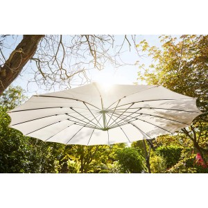 Weißer Ampelschirm (Ø 280 cm) mit Kurbelmechanik im Garten, Blick von unten.