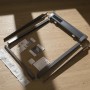 Velux Solar-Rollladen SSL 55x70 cm Alu: Einzelteile und Zubehör auf Holzboden.