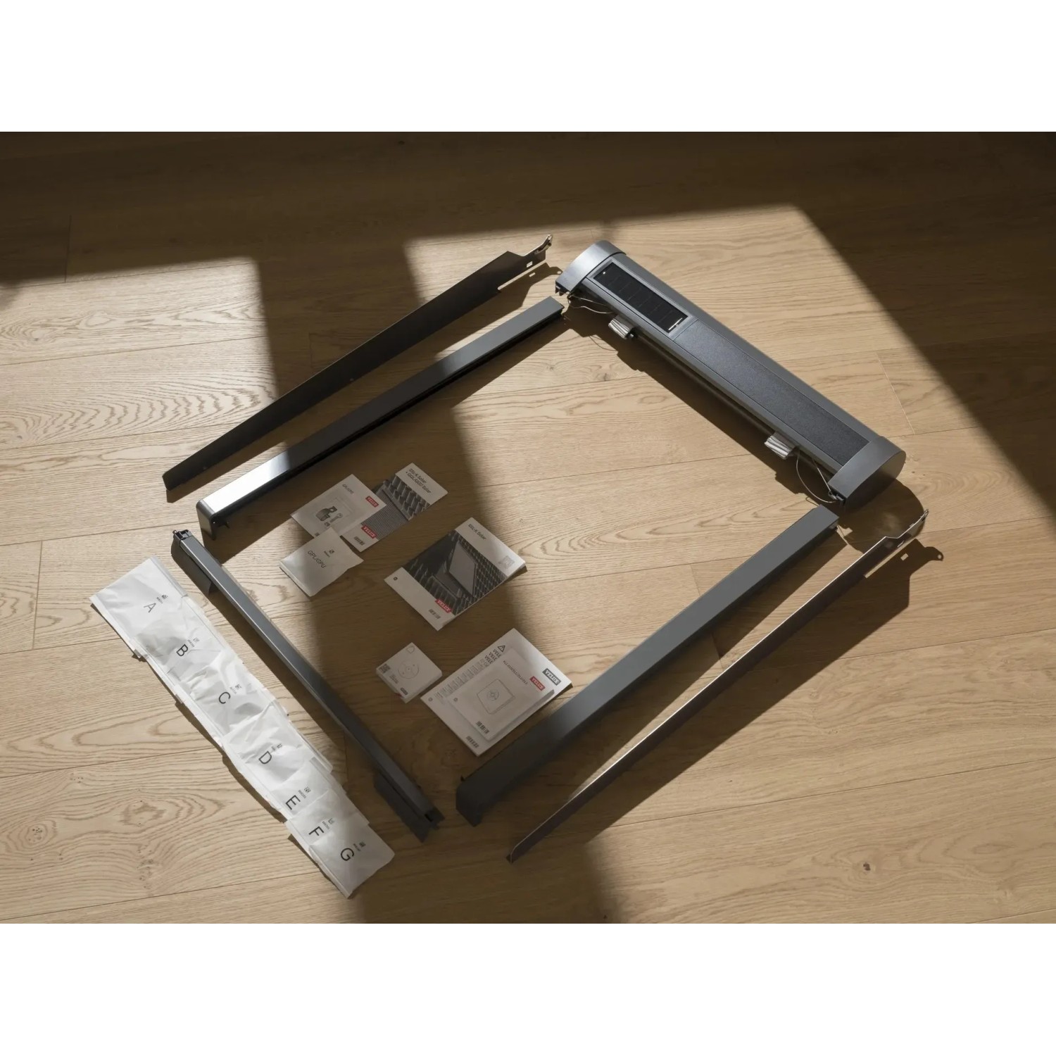 Velux Solar-Rollladen SSL 55x70 cm Alu: Einzelteile und Zubehör auf Holzboden.