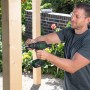 Mann bohrt mit dem Bosch 18V Akku-Bohrschrauber Advanced Drill 18 V-80 in ein Holzbrett.