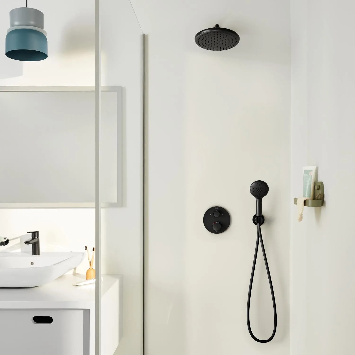 Schwarzes Grohe Precision Thermostat Duschsystem Unterputz mit Vitalio Start 250 Kopf- und Handbrause.