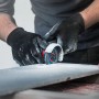 Bosch Expert Diamanttrennscheibe schneidet Fliese mit Minischleifer. Zubehör für Winkelschleifer.