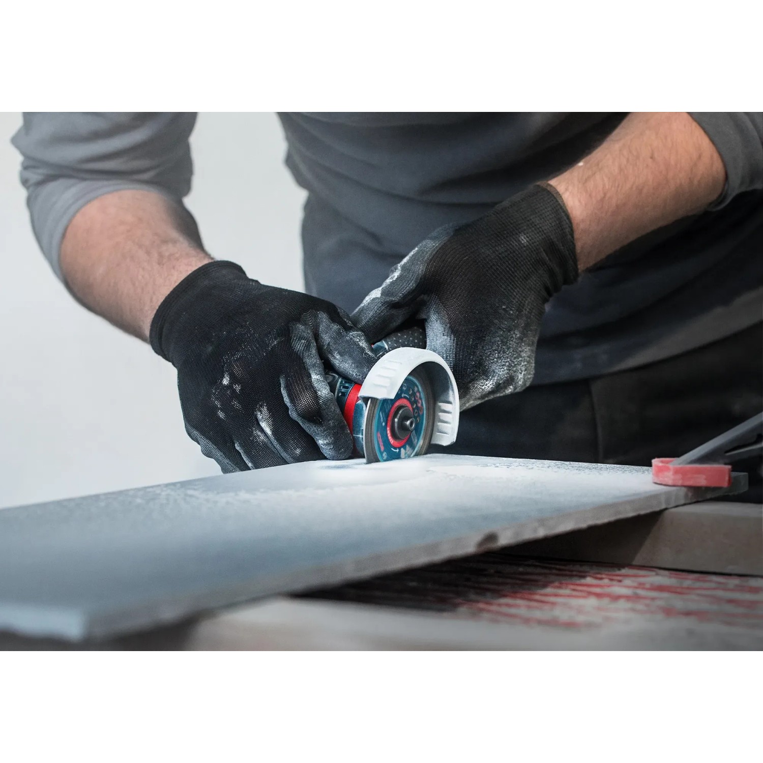 Bosch Expert Diamanttrennscheibe schneidet Fliese mit Minischleifer. Zubehör für Winkelschleifer.