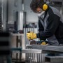 Anwendung der Bosch Expert Vliesscheibe N880 K120 (Ø 125 mm) zum Schleifen von Metall.