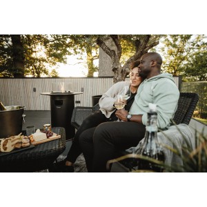 Enders Gas-Terrassenfeuer Nova Schwarz mit Paar auf Terrasse. Heizstrahler mit Ablage für Getränke.