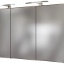 Held Möbel 3D-Spiegelschrank Bari 120 cm in Wotaneiche mit drei Spiegeltüren und zwei Aufsatzleuchten.