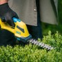 Gloria FineCut Compact Akku-Gras- und Strauchschere im Einsatz an einer Hecke.