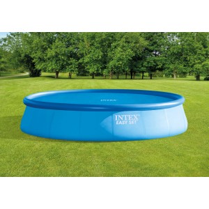 Blauer Intex Easy Pool mit Solarplane Ø 549 cm im Garten.