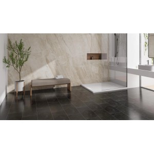 Badezimmer mit dunklem Check One Click-Vinylboden Glaubitz Schiefer und beiger Marmorwand.