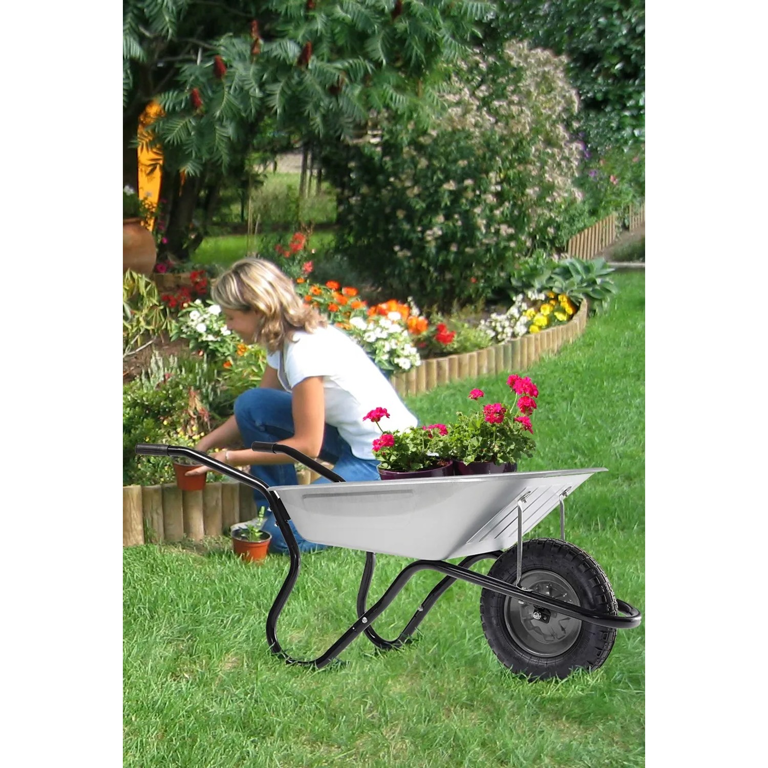 Haemmerlin BiBox One Schubkarre mit 90 l Mulde, verzinkt, im Garten mit Frau beim Pflanzen.