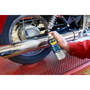 Anwendung der WD-40 Specialist Motorrad Wachspolitur auf Auspuff für Glanz und Schutz.