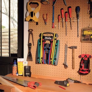 Master Lock Spannseil Set, 10 bunte Spanngurte in Halterung an Werkzeugwand.