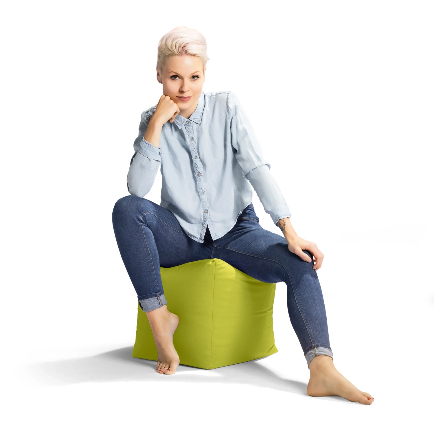 Frau sitzt auf grünem Sitting Point Hocker (60 l). Bequemer Sitzsack für Jugend- und Wohnzimmer.