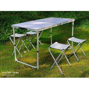 Acamp Camping Sitzgruppe, 5-teilig: Tisch mit MDF-Platte und 4 Klapphocker mit Polyesterbezug.