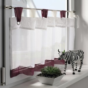 Gardinia Spannvitrage Titan, 120-160 cm, mit weißer Scheibengardine und Dekoration auf der Fensterbank.