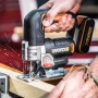 Worx Akku-Stichsäge WX543 mit 20V Akku in Aktion beim Sägen von Holz.