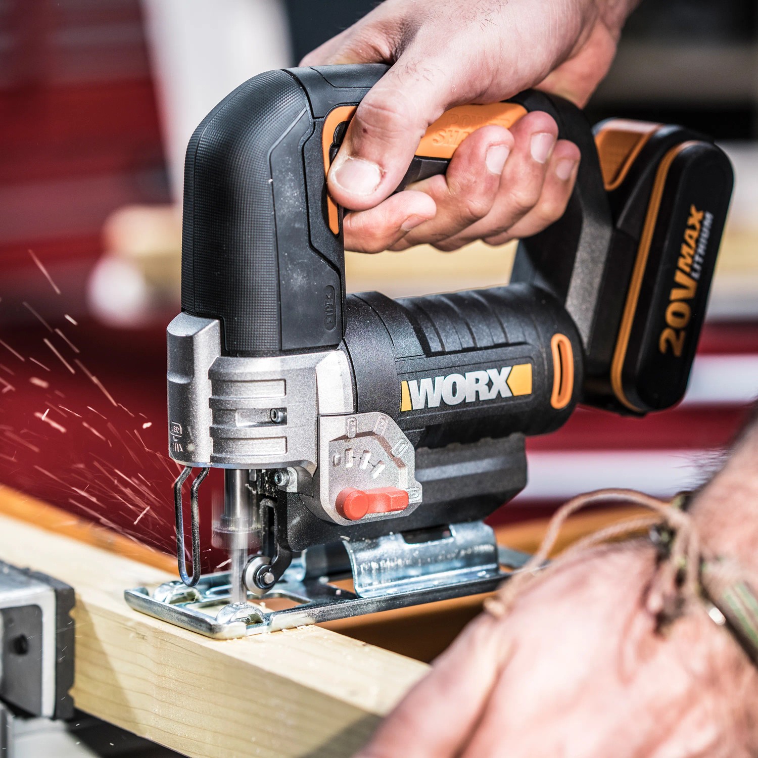 Worx Akku-Stichsäge WX543 mit 20V Akku in Aktion beim Sägen von Holz.