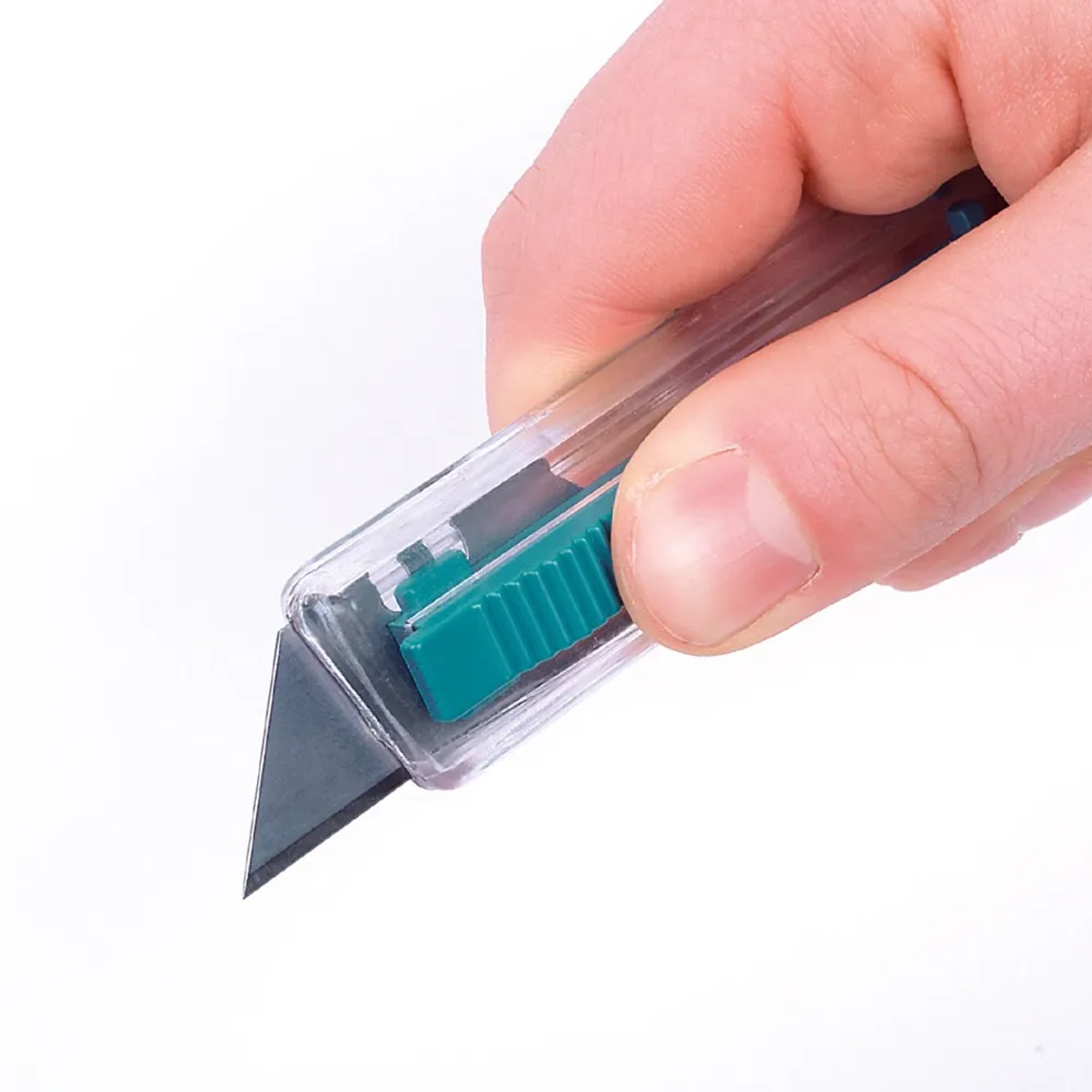 Hand hält wolfcraft Sicherheitsmesser mit Trapezklinge. Kunststoffgehäuse, automatische Klingeneinzug.