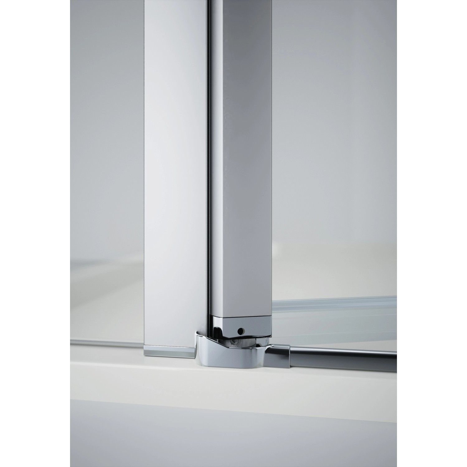 Detailaufnahme: Hüppe Schwingtür Design Pure Black Edition, Beschläge in Chromoptik, Walk-in Dusche.