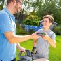 LUX 20 V Akku 1 PowerSystem 2 Ah wird übergeben, Akkus für Elektrowerkzeuge im Einsatz.