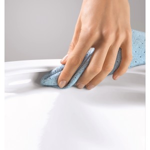 Reinigung des spülrandlosen Grohe Wand-WC Euro Keramik in Alpinweiß mit blauem Tuch.