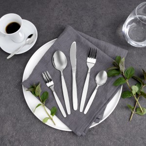 Nirosta Menügabel Arlberg, 3er-Set aus Edelstahl, 19 cm, auf einem Teller mit Besteck.