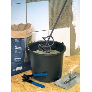LUX Mörtelrührer Comfort 590 mm im Eimer mit Fliesenwerkzeug. Geeignet für Maurer- und Fliesenarbeiten.