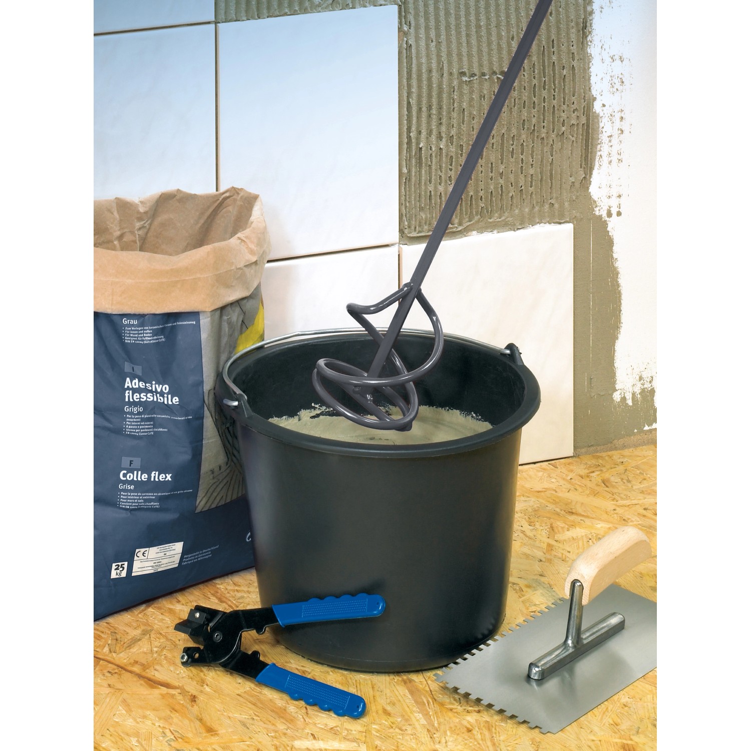 LUX Mörtelrührer Comfort 590 mm im Eimer mit Fliesenwerkzeug. Geeignet für Maurer- und Fliesenarbeiten.