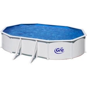 Weißer Gre Stahlwandpool Fidji, oval, 500x300x120 cm, gefüllt mit blauem Wasser.