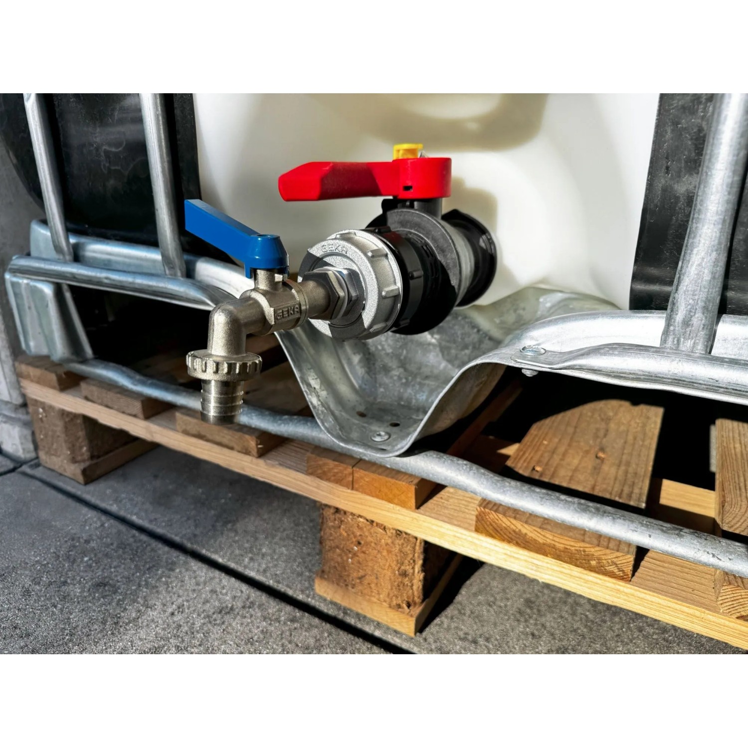 GEKA plus IBC Adapter Set mit Kugelauslaufventil am IBC Container.