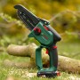 Bosch Akku-Gehölzschneider EasyChain 18V-15-7 mit Akku und Ladegerät auf Rasen.