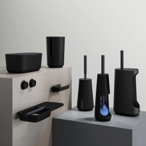 Schwarzes Bad-Set Tiger Tess: WC-Bürsten, Toilettenpapierhalter mit Ablage und weitere Badaccessoires.