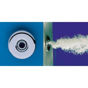 Detailaufnahme: Ottofond Whirlpool Miami Komfort, weiße Acrylwanne mit Chrom-Düsen im Betrieb.